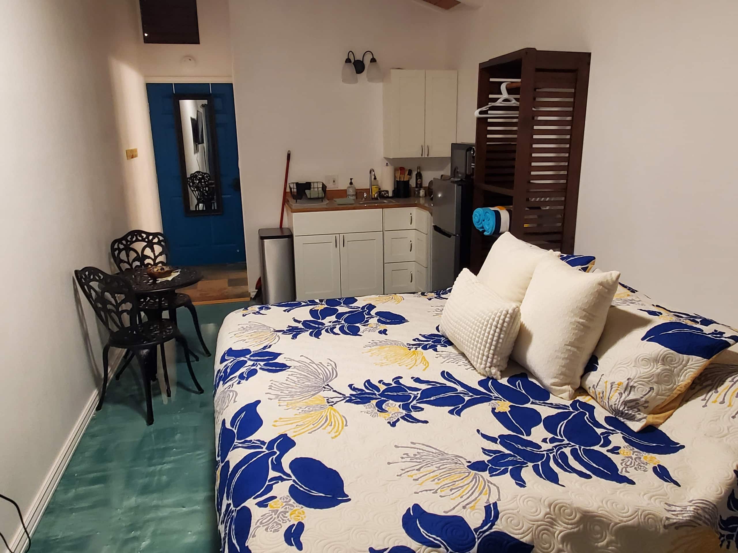 Olena Studio; King bed, Close to Airport - Photo 31
