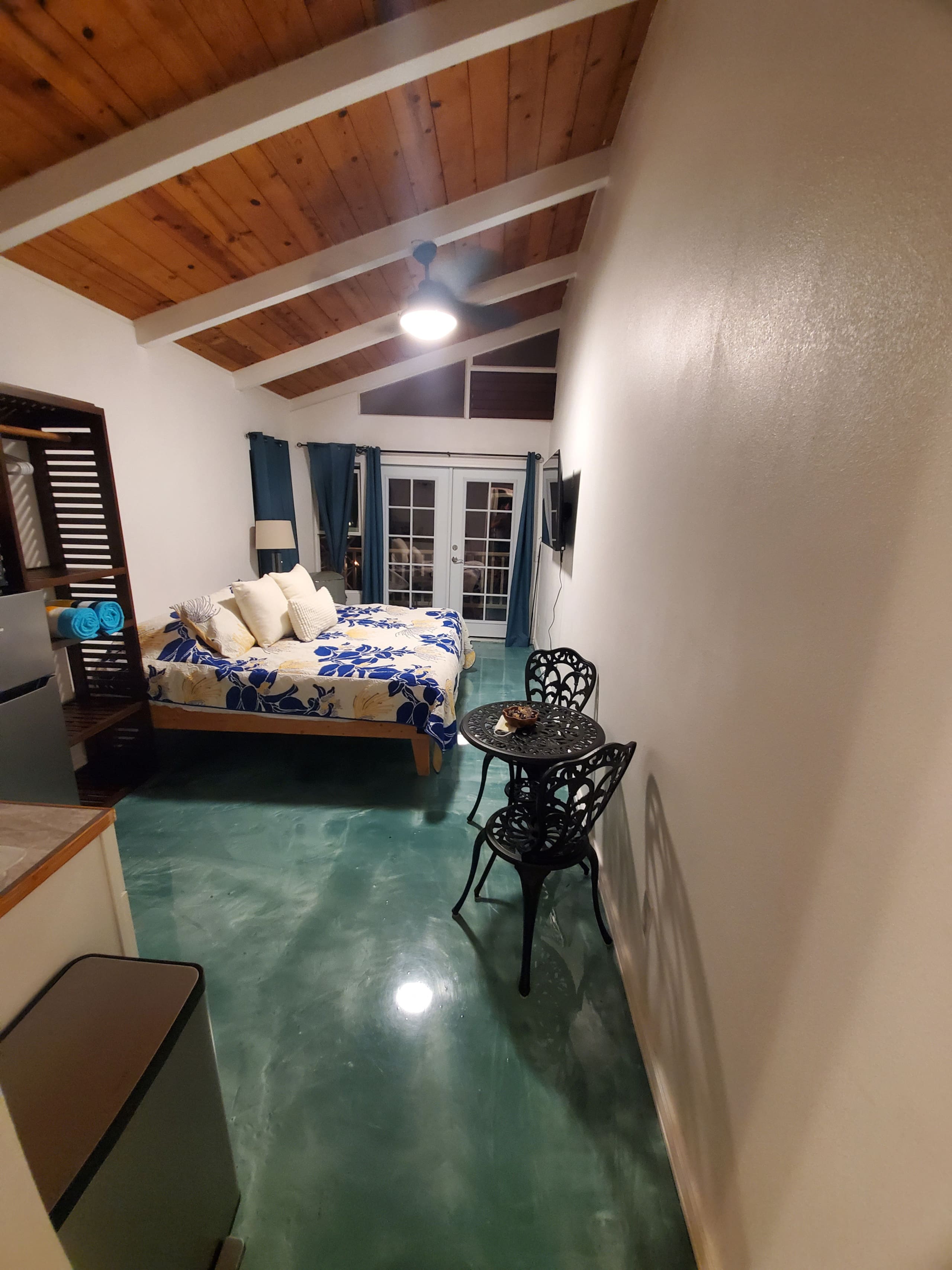 Olena Studio; King bed, Close to Airport - Photo 29