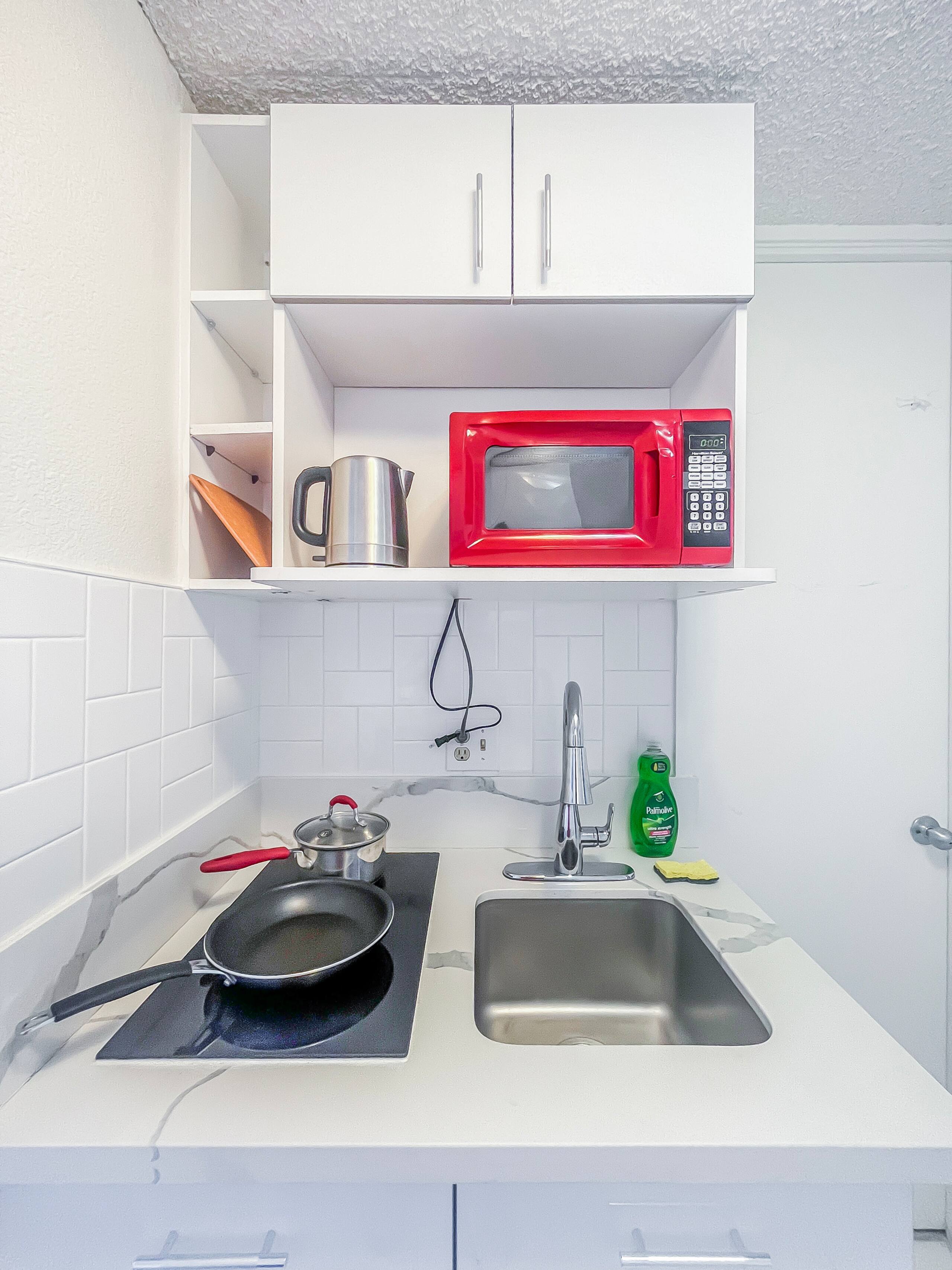 Condo in Honolulu · ★4.74 · Studio · 2 beds · 1 private bath - Image 4