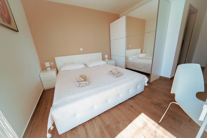 Spavaća soba 3 na 1. katu s privatnom kupaonicom i balkonom