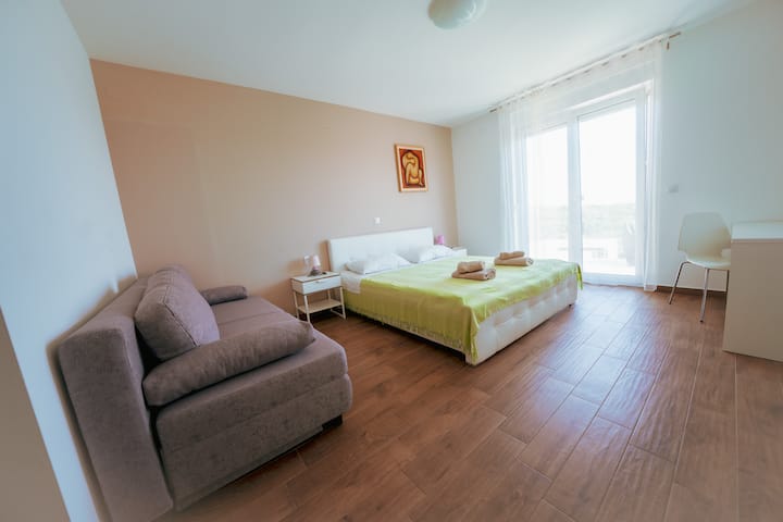 2. spavaća soba s privatnom kupaonicom na 2. katu i dodatnim krevetom