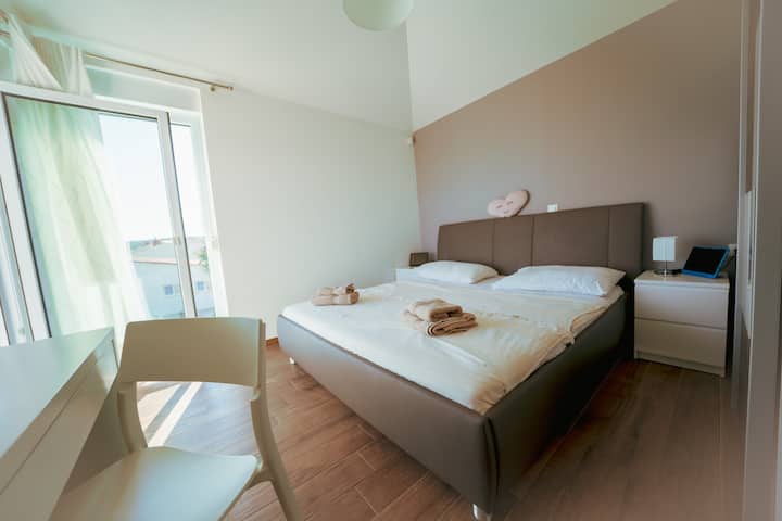 Spavaća soba 5 s pogledom na more iz kreveta te privatne kupaonice i balkona