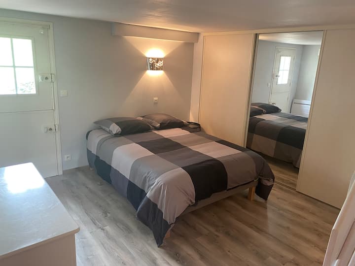 Je hoofdslaapkamer met opbergruimte en een eigen badkamer. 
Open op de tuin bij de kamer als je dat wilt. 
Rustig. 