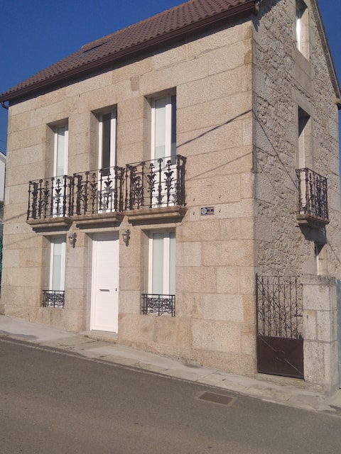 Anuncio de Airbnb popular: Very cozy old stone house. en Ribeira