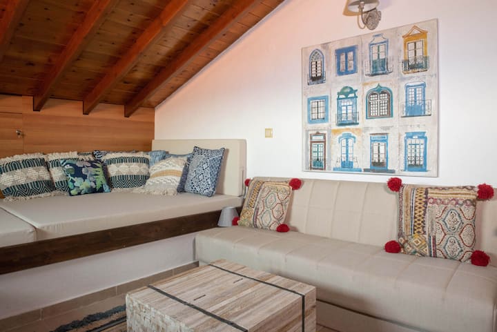 ในห้องใต้หลังคามีเตียงคู่ในตัวและโซฟาซึ่งสามารถเปลี่ยนเป็นเตียงคู่ได้ 