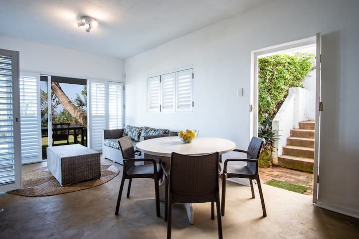 Bright 6-bedroom Beach House With Panoramic Views - Dolphin Coast