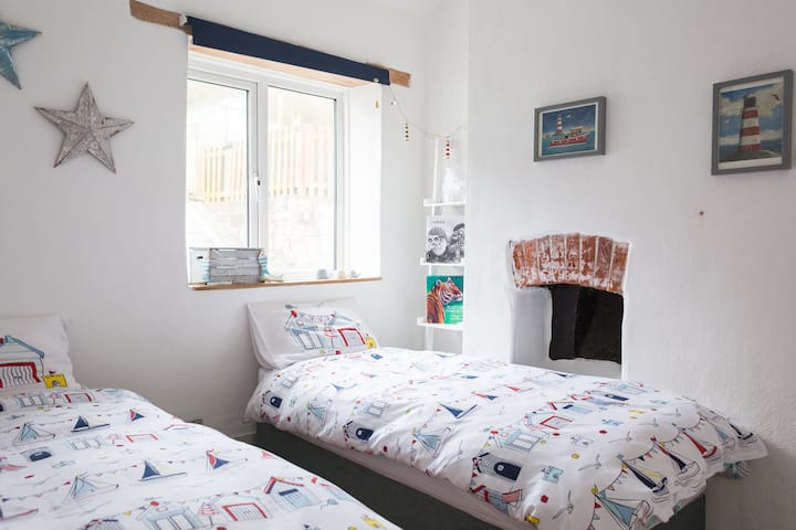 Habitación doble equipada con dos camas individuales (ligeramente más estrechas que las individuales estándar), luces nocturnas, cortinas opacas y persianas.  Selección de libros y juguetes para niños. Cuna de viaje, bañera para bebés y silla alta disponibles previa solicitud.