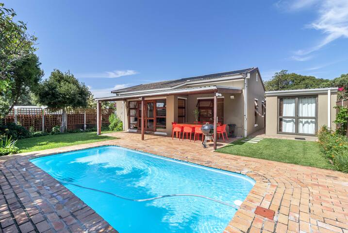 Idyllic poolside living gallery image 3