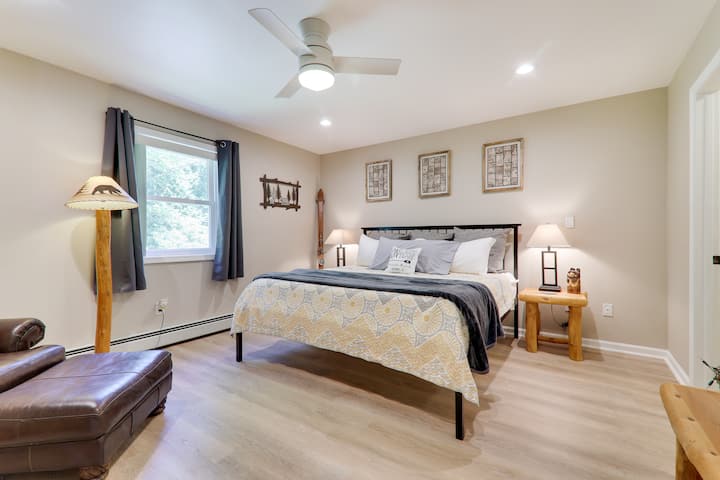 La suite principale offre sa propre salle de bain privée avec un grand placard et un miroir pleine longueur.