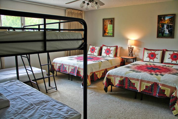 1ère chambre au rez-de-chaussée avec 2 lits Queen et 2 lits superposés jumeaux
