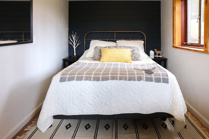 Ground floor bedroom with comfy queen mattress