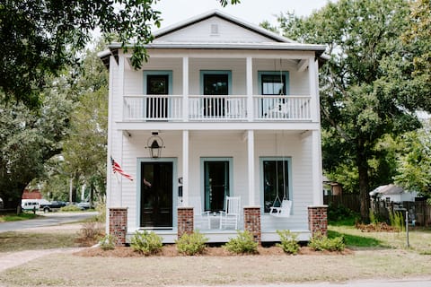 Captain's Cottage: The heart of downtown Southport