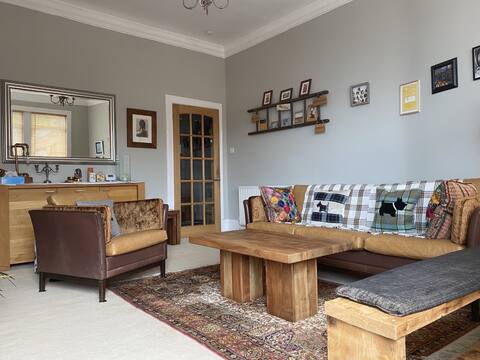 Lovely 2 Bedroom with Fantastic Riverside Views.