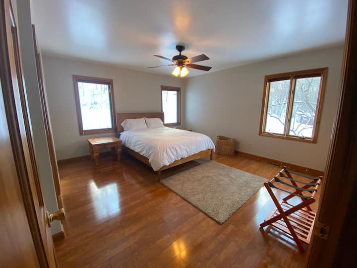 Letto matrimoniale con bagno completo con vasca