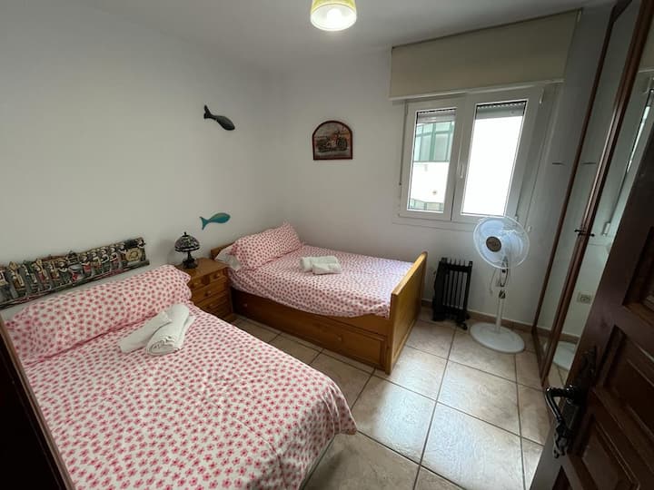 Спална соба со два кревета и сопствена бања