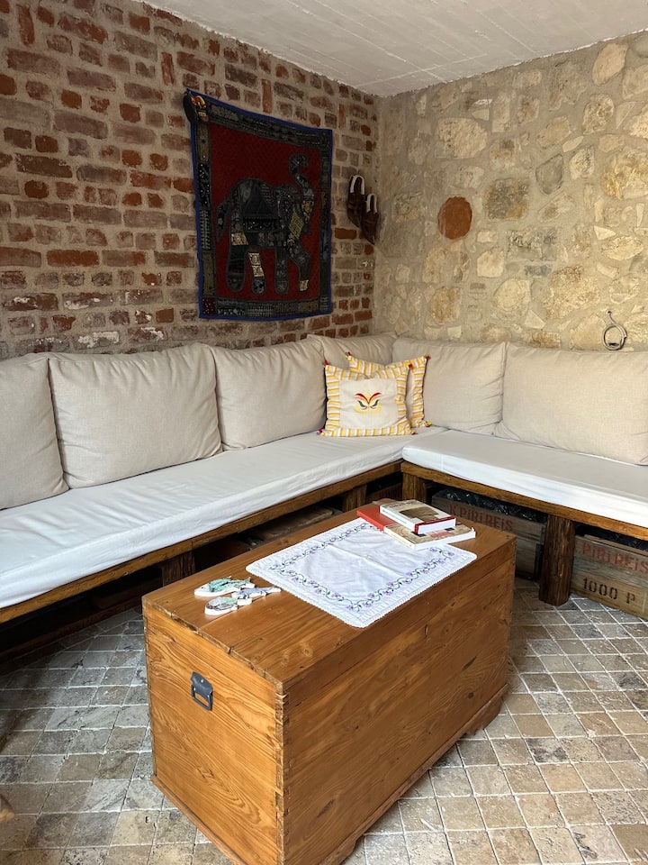 sala de estar con un viejo cofre