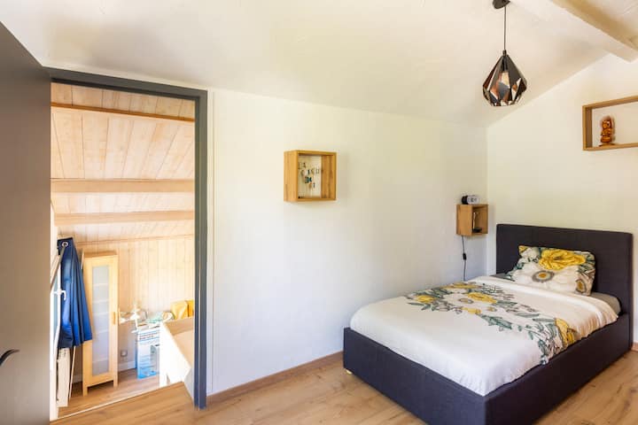 غرفة النوم 2 -  تقع على يسار المدخل الرئيسي - درج إلى غرفة النوم 3