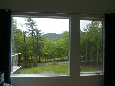 Modern, Artistic Retreat, Walk to trails, Parking