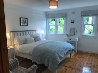 manželská posteľ s výhľadom na divokú záhradu, kde často vidíte jeleňa 