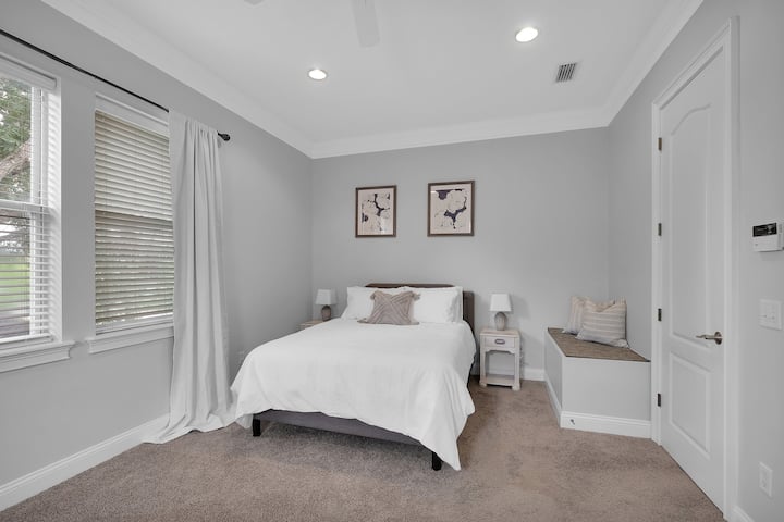 Dhoma e gjumit 3- Dhoma kryesore e gjumit me krevat dopio "queen"