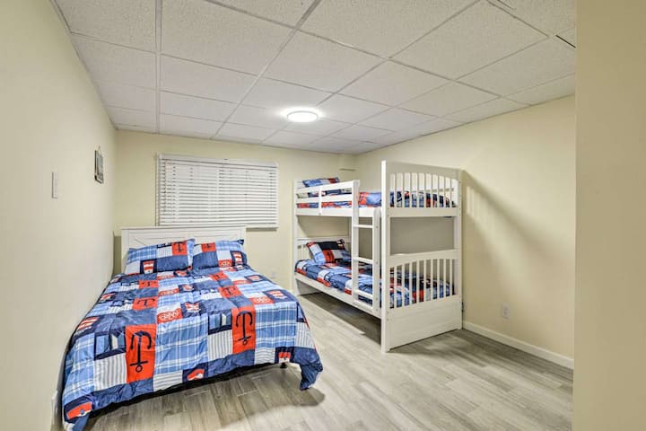 双人床和1张双层床。 