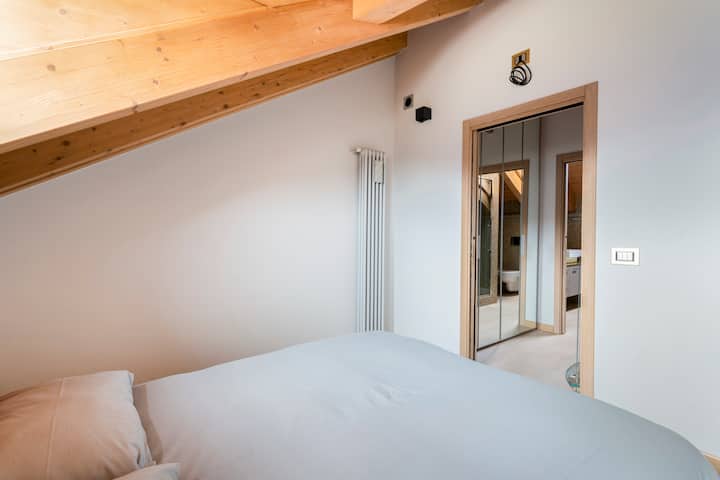 ห้องเตียงคู่ในห้องใต้หลังคา