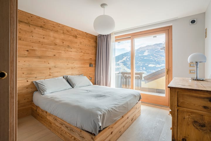 ห้องนอนเตียงใหญ่พร้อมวิวหุบเขา