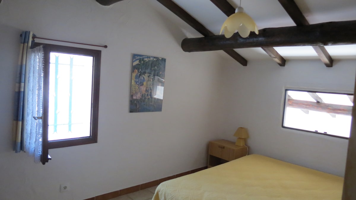 Chumba kikubwa cha kulala chenye kitanda cha watu wawili