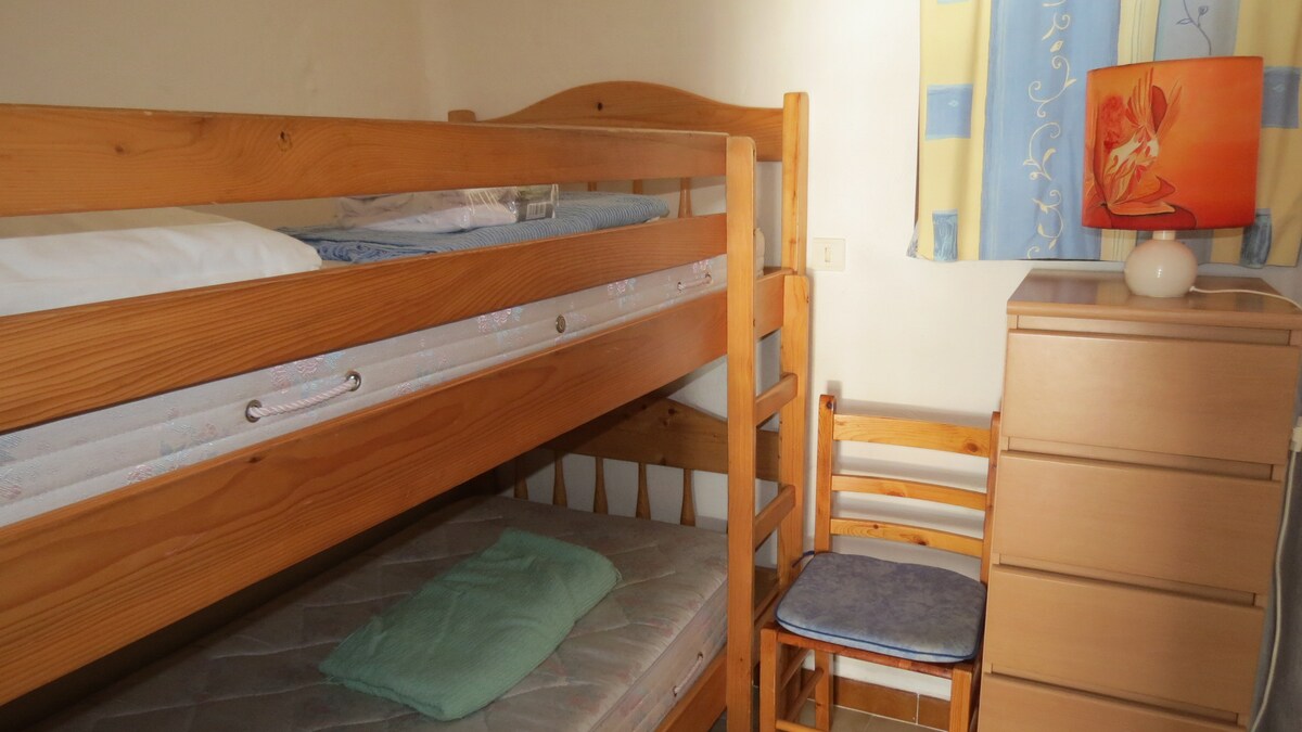 Chumba kidogo cha kulala chenye dirisha na vitanda viwili vya ghorofa 2 m x 90 sentimita