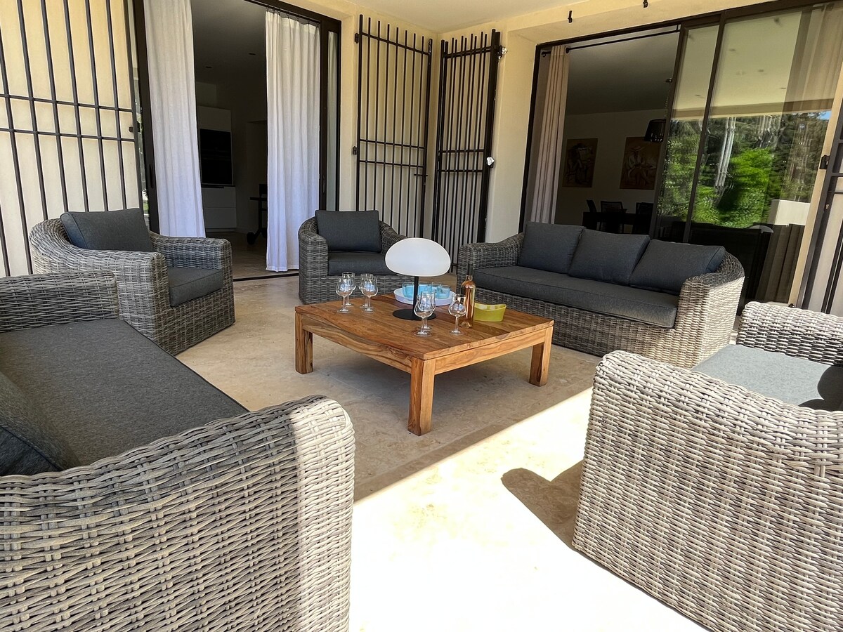 Popular Airbnb listing: Mas 10 pers, freshly renovated, heated pool in Châteaurenard