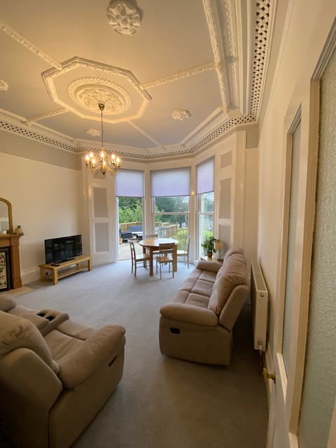 Top performing Airbnb: Entire 2 bed flat 2 minutes walk from sea front in Weston Super Mare