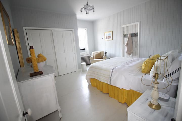 I love yellow... I always have since I was little...  What's the next best color besides yellow?  Gold!  
I think the gold and yellow are so complimentary next to each other.....
