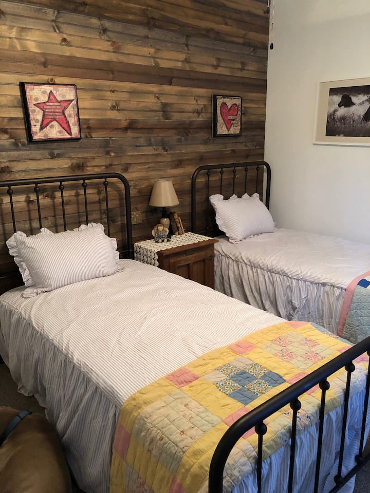 Dormitorio 3
Perfecto para niños o adultos que necesitan su propio espacio. Este dormitorio cuenta con dos camas individuales. 