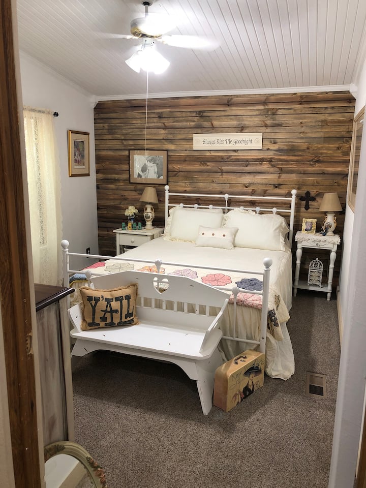 Dormitorio 2
Dulces sueños en esta pequeña y encantadora habitación. 