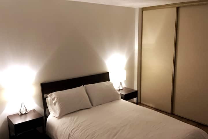 带衣柜的大卧室