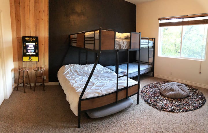 Kids room with bunk beds for fun family slumber parties - sleeps 6 