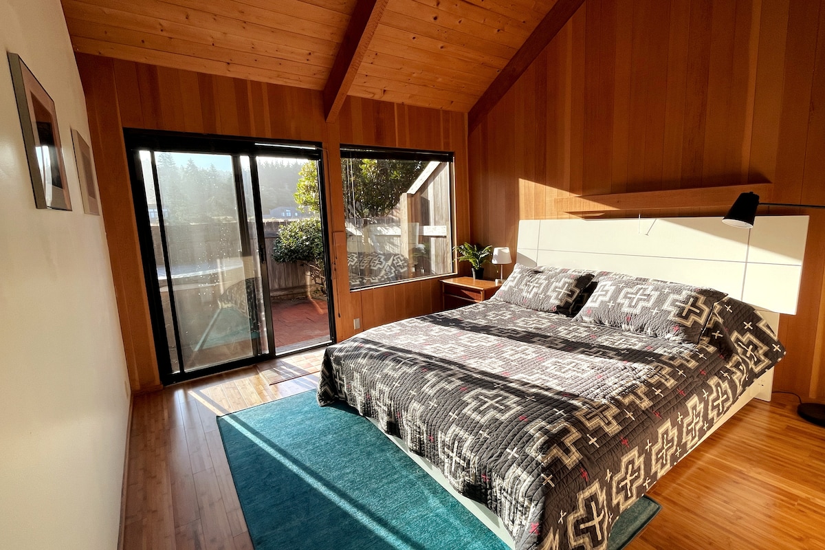 Cama tamaño king con jacuzzi para dos personas justo al lado de tu puerta