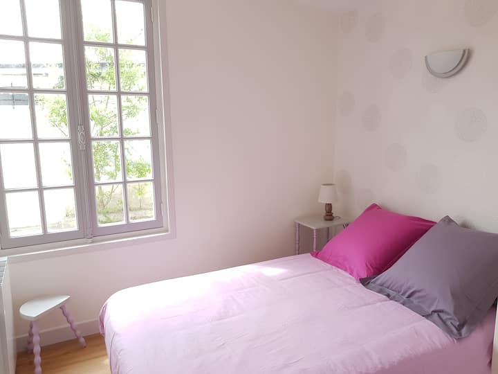 ห้องนอนเล็กมีเตียงคู่ที่ไม่ได้มาตรฐาน (เพียง 120 ซม.) และมีตู้เสื้อผ้า