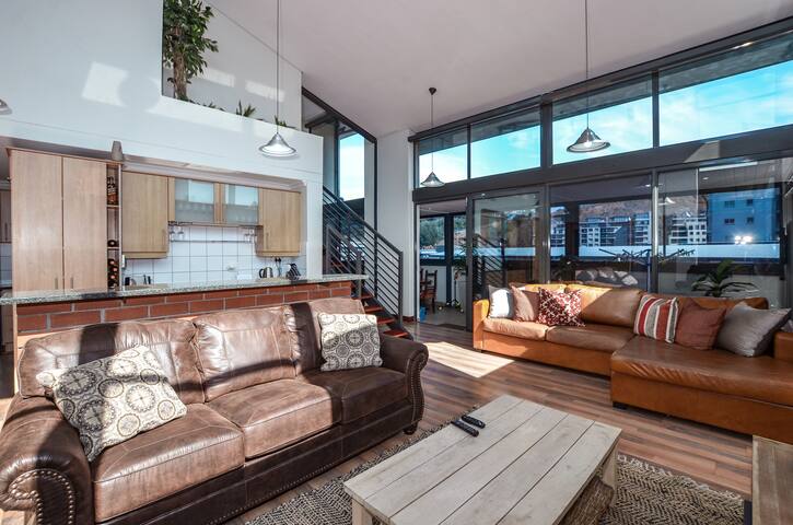 Lovely Penthouse with Breathtaking Views CS gallery image 4