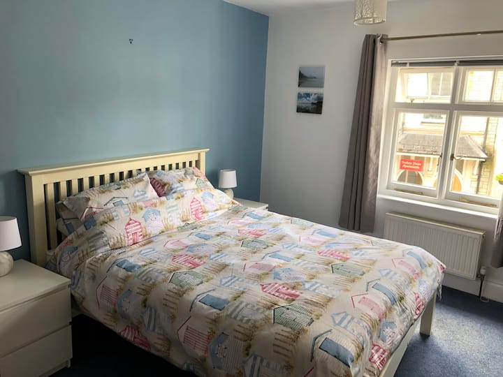 Dormitorio 2 con cama tamaño king.