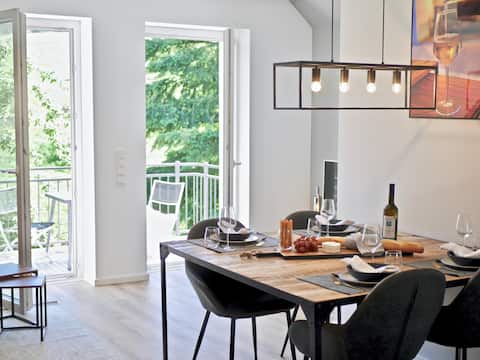 WeinHeim Apartments: Modern apartment with balcony