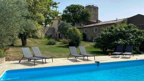 Beautifully Renovated villa, large garden and pool