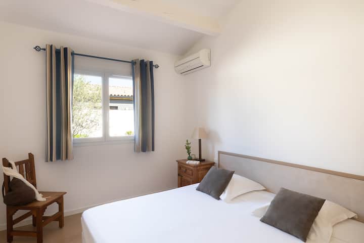 2号卧室： 1张双人床或2张单人床。