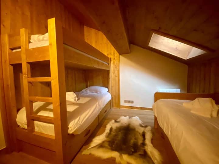 Kitanda cha ghorofa pamoja na kitanda cha mtu mmoja