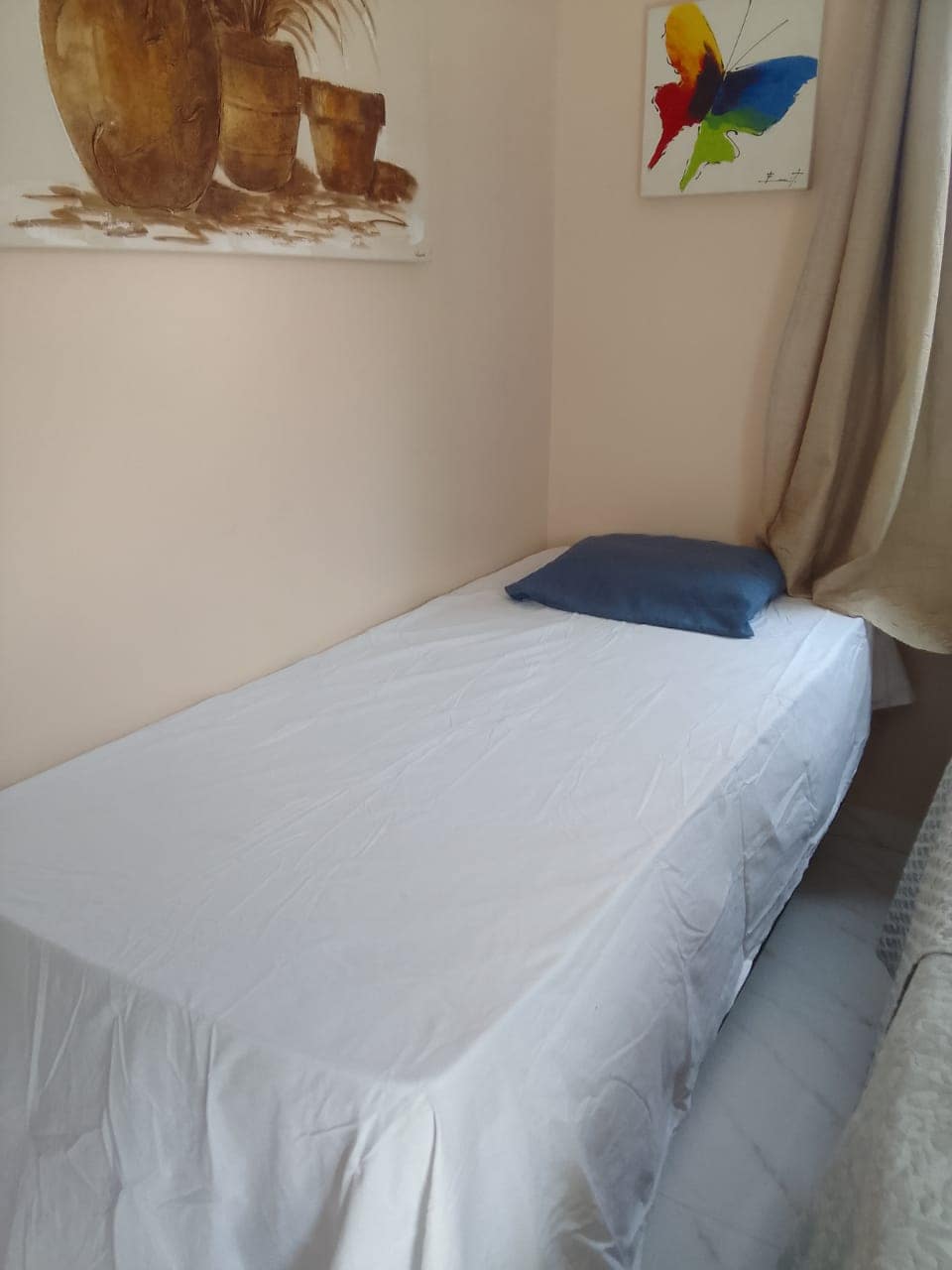 Suite con una cama de una plaza y una cama doble tamaño queen, un pequeño armario y un espejo 