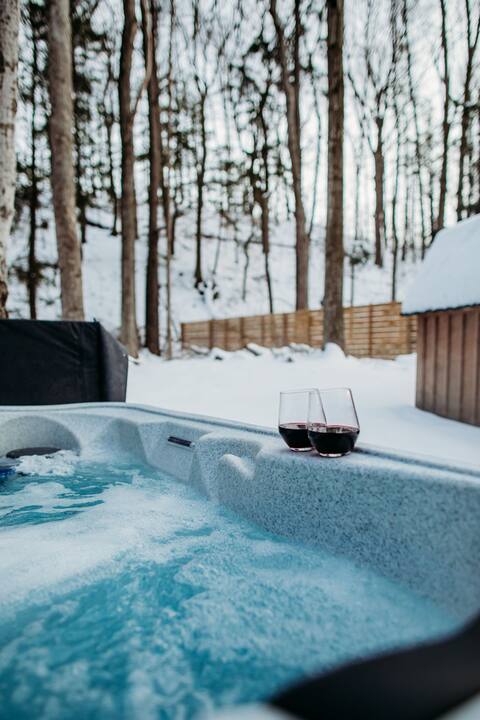 Woodsy Retreat with Hot Tub, Sauna and Games Room