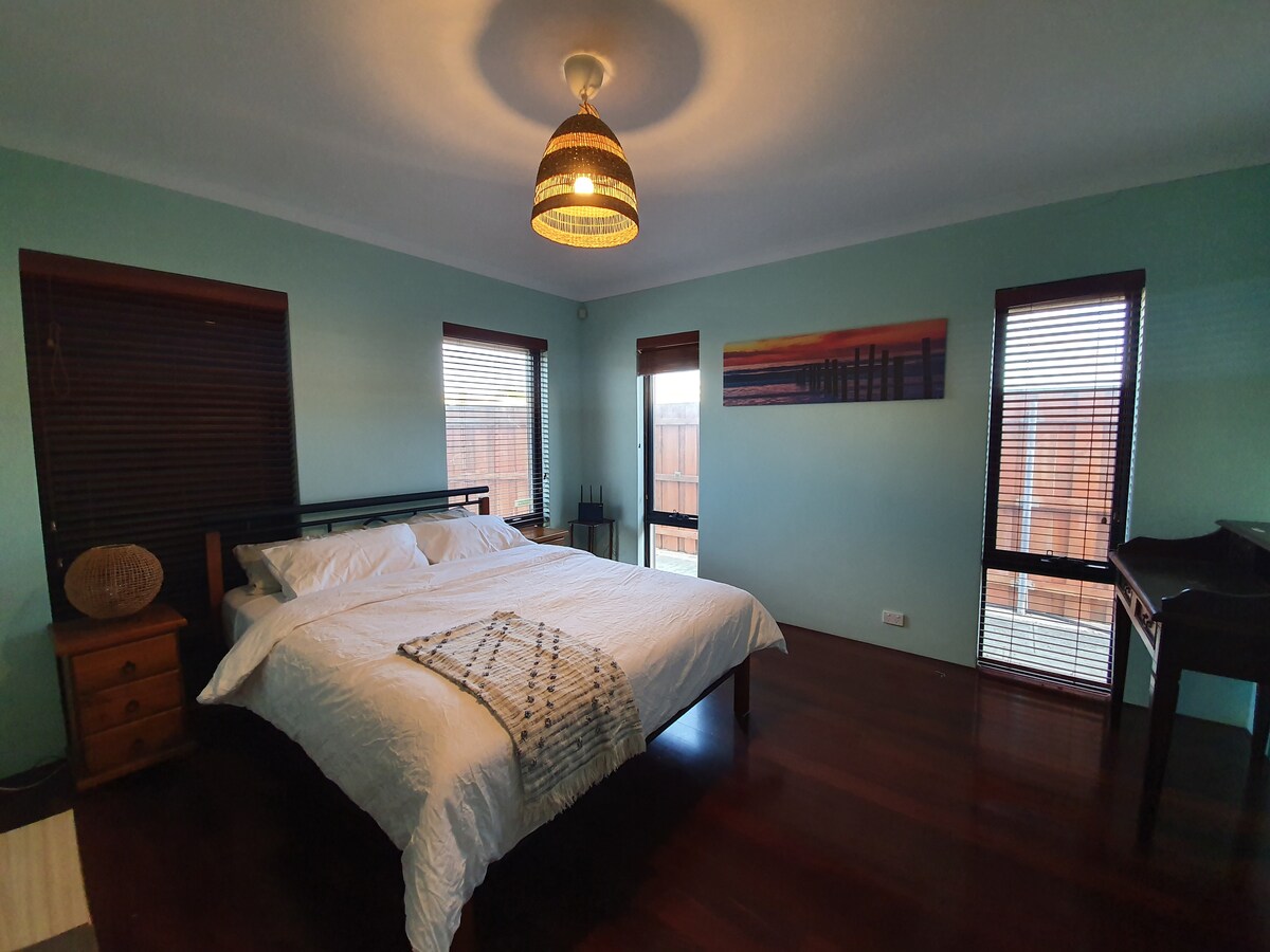 ห้องนอนใหญ่พร้อมโต๊ะทำงาน