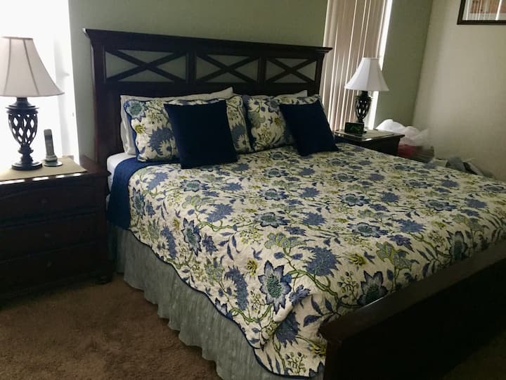 主卧配备2米宽双人床。