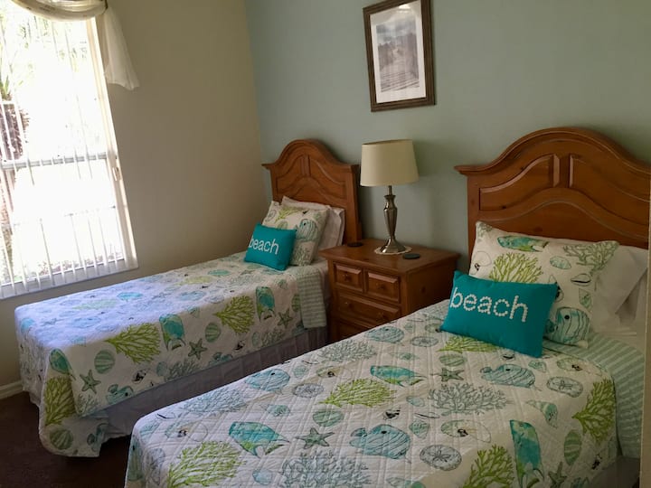 双床卧室-全尺寸双人床。