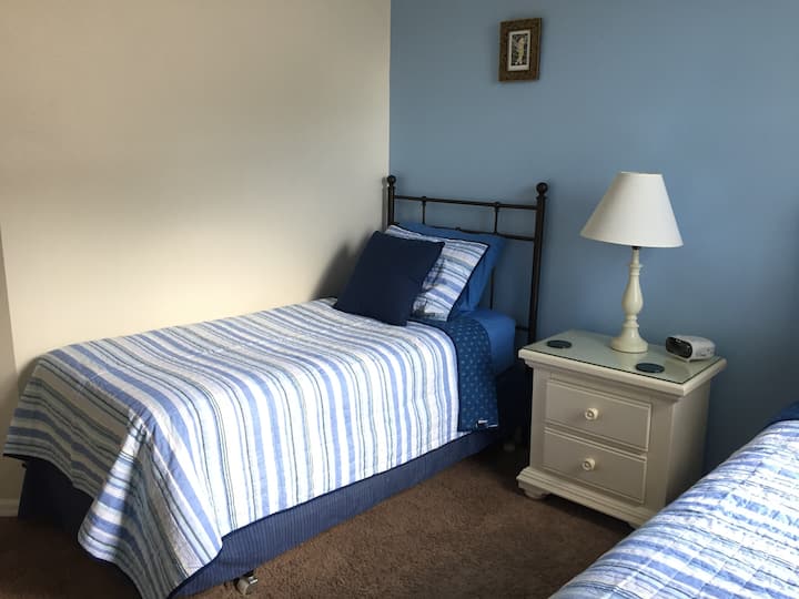 双人卧室（全尺寸单人床）